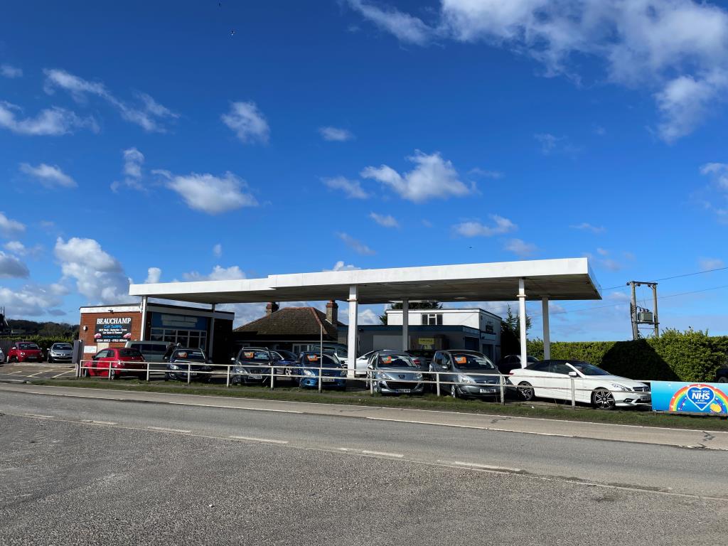 Lot: 73 - FORMER SERVICE STATION/CAR SALES SITE WITH BUNGALOW & WORKSHOPS, OFFERING POTENTIAL - Car sales/service station with garages and bungalow